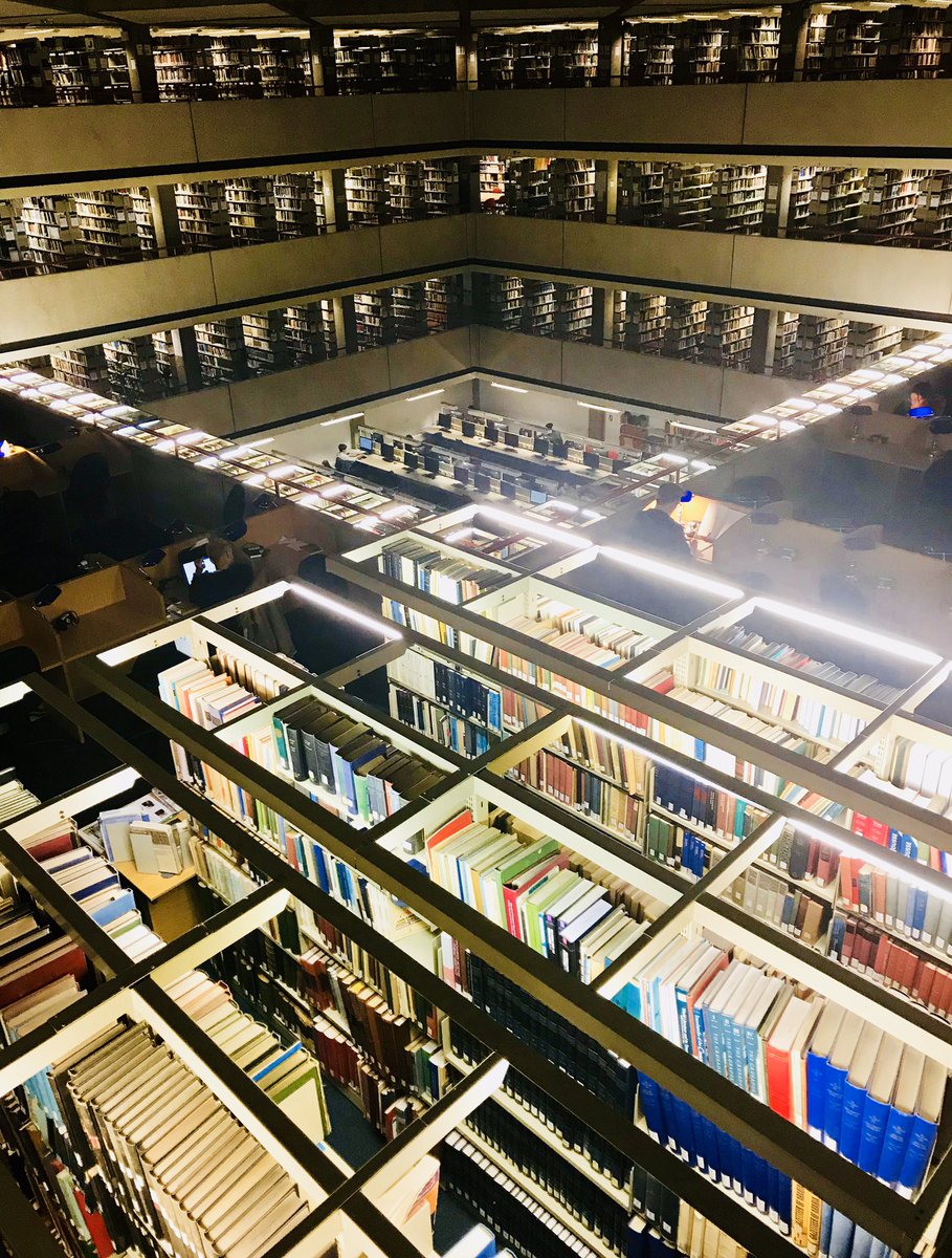 ShakirMirsaleem's tweet image. Not much of a reader but geez happened to be at the top floor of #SOASLibrary
#ShowUsYourShelves