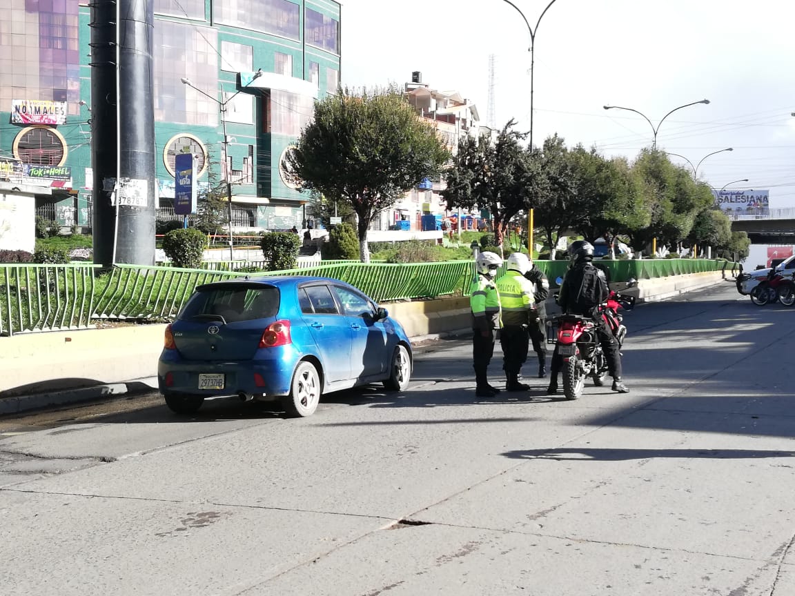 ErbolDigital's tweet photo. #Cuarentena en #ElAlto

#Policía controla en el Peaje y ayuda a algunas personas a bajar hacia La Paz. 

El servicio #Waynabus traslada a personal médico.

Hay fila en el Banco Unión de personas que pretenden realizar transacciones.

Fotos: Edwin Apaza y José Chacolla https://t.co/aHV4J8MGS2