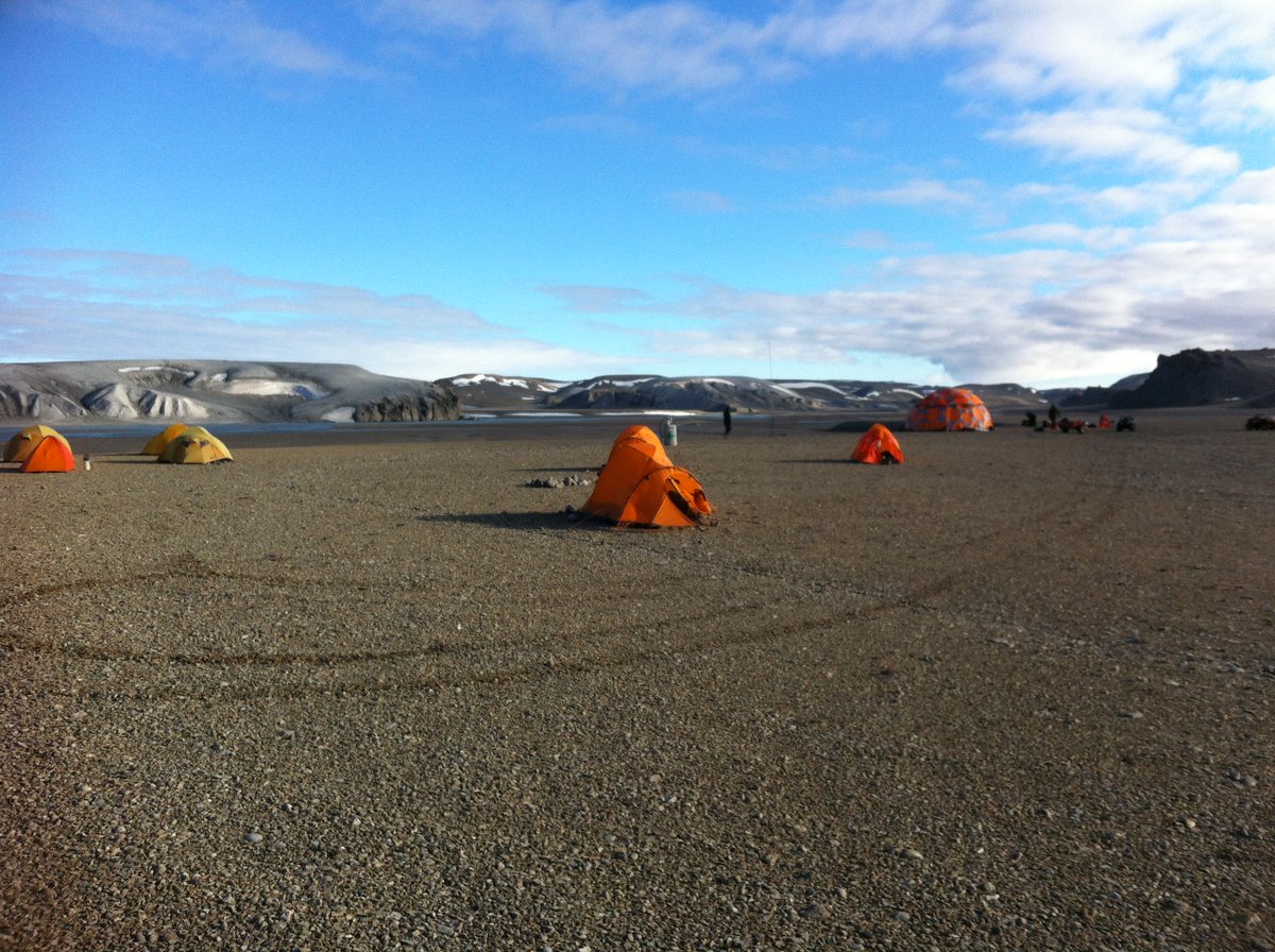 For my 2nd crack at #7DaysOfFieldwork I'll focus on meteorite impact craters &amp; #ImpactEarth, our research &amp; #outreach initiative impactearth.com. First crater of the week: Haughton #Nunavut🇨🇦the 1st crater I visited for my PhD. 23 km diam, 23 Myr old <a href="/impact_craters/">Impact Earth</a>