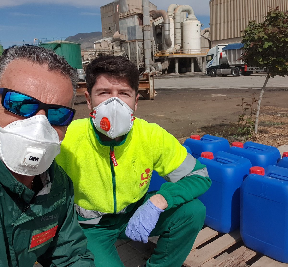 presidenteagcs's tweet photo. #Fertisac aportando materiales de desinfección para realizar tareas muy necesarias en estos momentos, seguimos desde el silencio.. #COVIDー19 https://t.co/qRXMjYlg8y