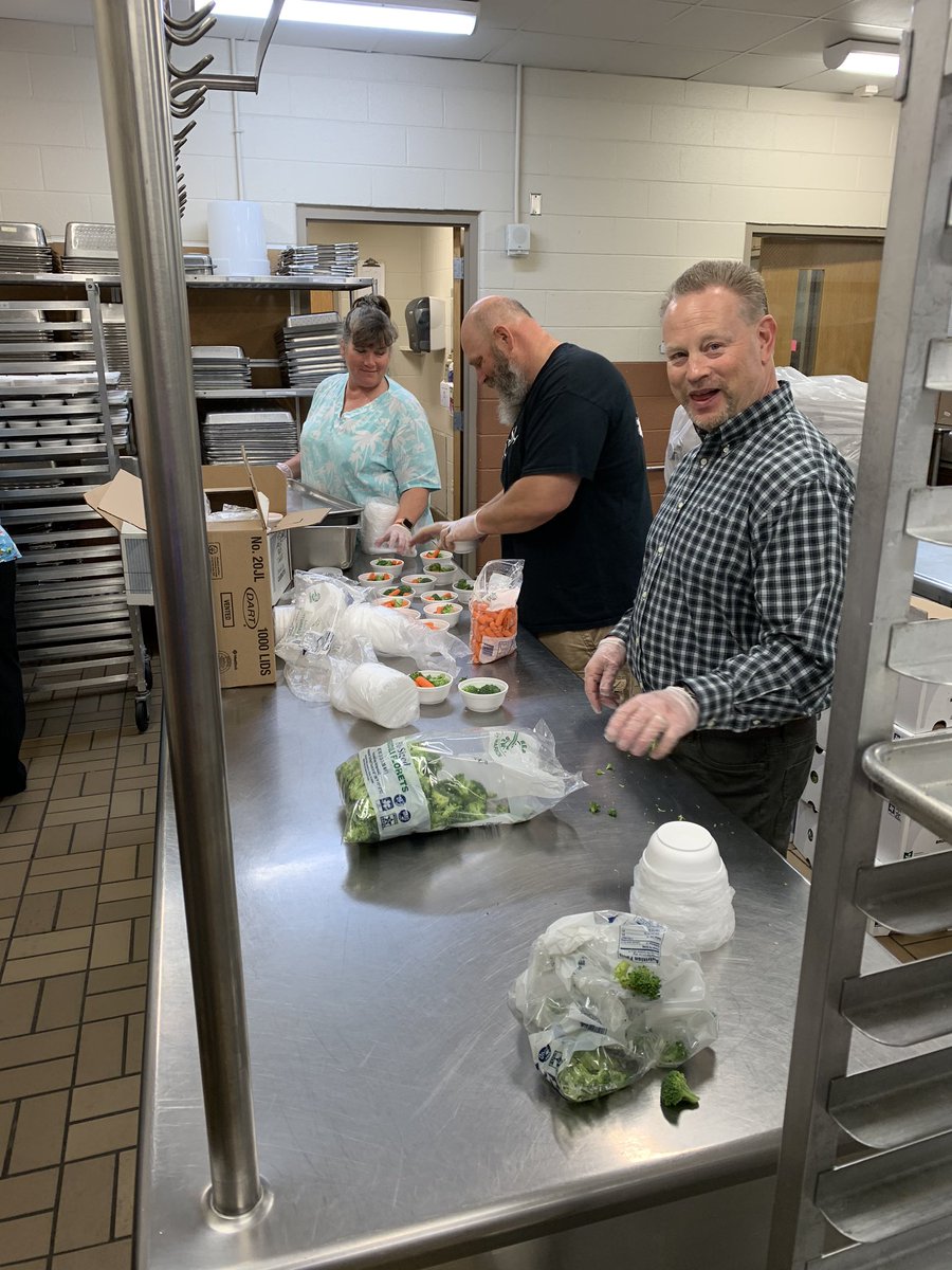 Hard-working cafeteria staff, volunteer administrators and nurses. Putting together breakfasts and lunches for our students today. <a href="/WCDE_TN/">WashingtonCoSch TN</a>
