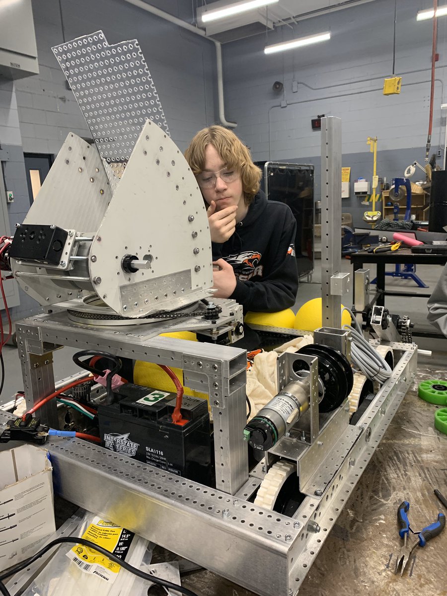 On vous présente Vendredi le 13. C’est possible que ce robot malchanceux ne soit pas en compétition, mais nous avons beaucoup appris. Merci aux parents, mentors et commanditaires qui nous ont appuyés pendant l’année! <a href="/CANFIRST/">FIRST Robotics Canada</a> <a href="/FIRSTRoboticsWE/">Windsor Essex FIRST</a> <a href="/ESCLESSOR/">École secondaire catholique l'Essor</a>