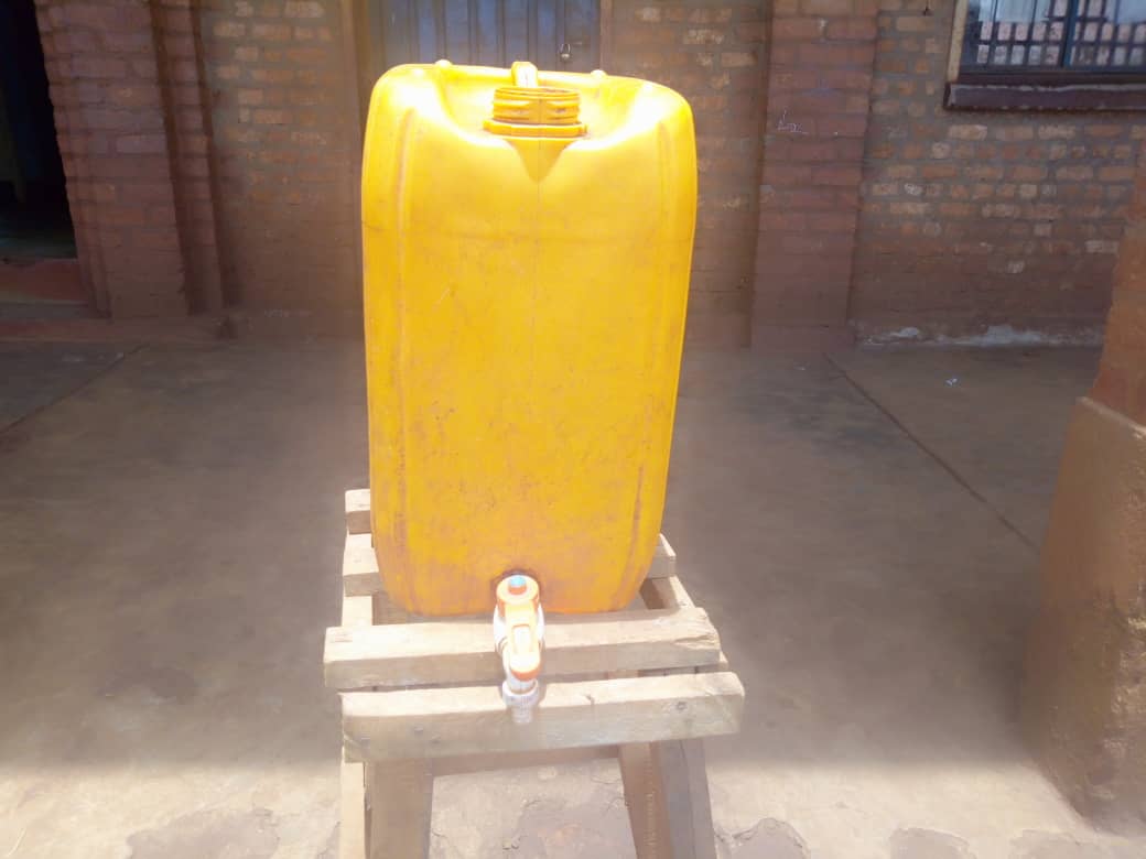  Les coupures ou le manque d'eau dans des établissements scolaires constituent un handicap face aux mesures d'hygiène pour prévenir le  #coronavirus. Ici à l'Ecofo  #Ngozi 2, près de deux mille élèves sont prêts à se laver les mains régulièrement, mais l'eau fait défaut #Burundi