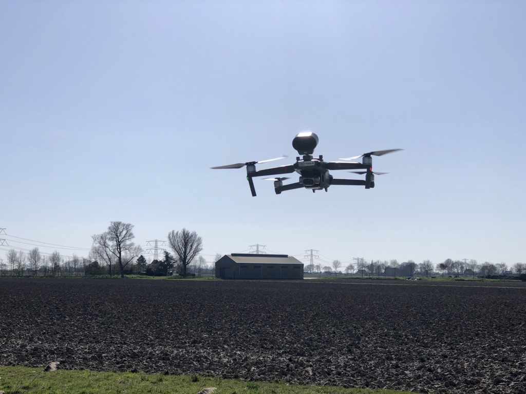 wdejager's tweet image. Opnamen maken voor item over speakerdrones in @EditieNL (vanavond vanaf 18:15 op RTL 4) - ook hier houden we 1,5 m afstand aan! #Dronewatch #Skytools