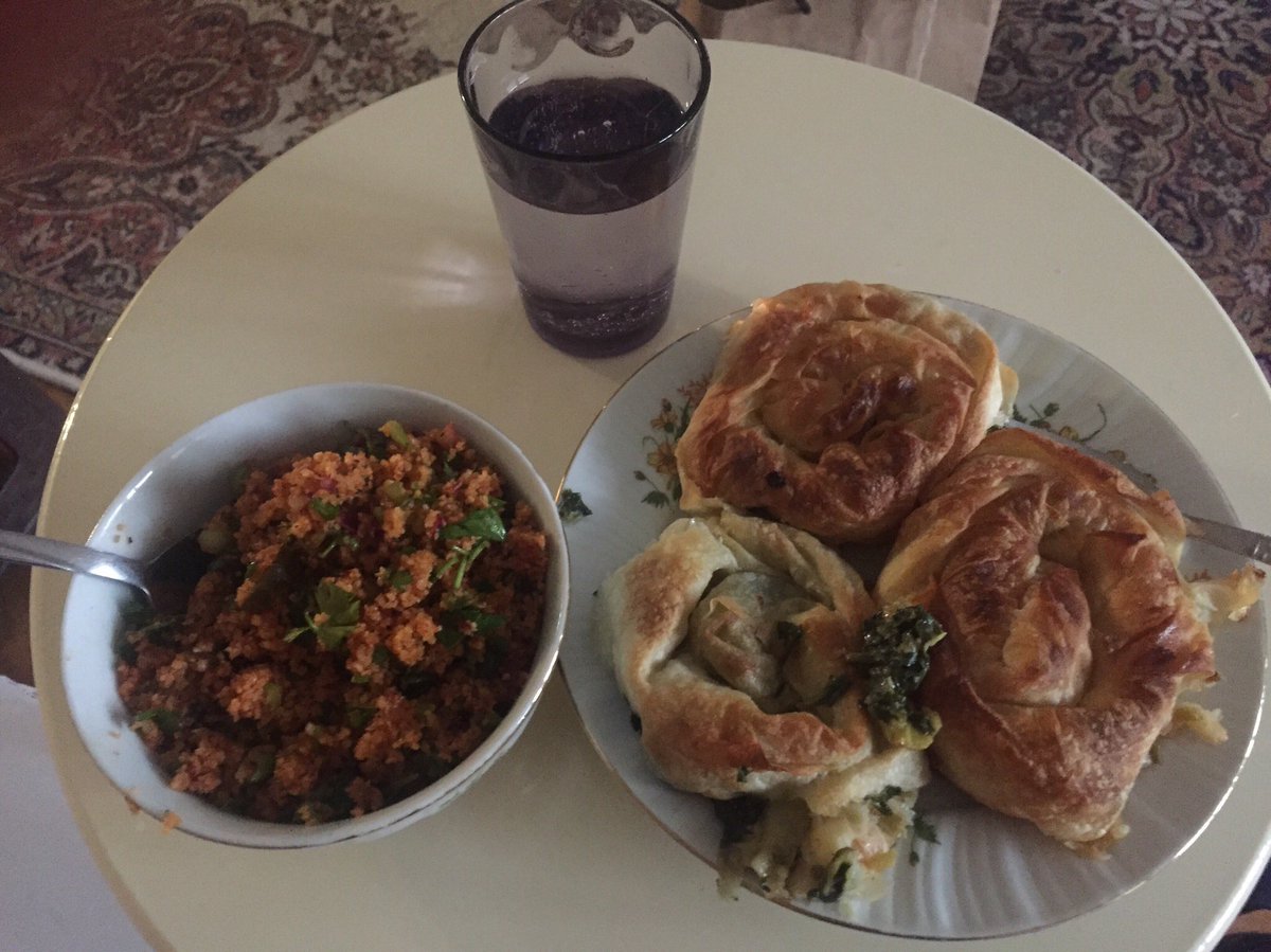 #EvdeKal  otururken birden annem önümdeki sehpaya bunları getirdi bende küçük altın verdim 😬 güncülük😂