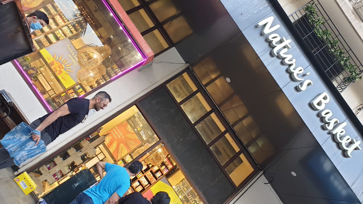 BomBakerBoy's tweet photo. Humungus humility. Spotted @atulkasbekar standing in queue at @NaturesBasket Worli. No false airs, no attitide, no privileges. https://t.co/cNsPd8nTus