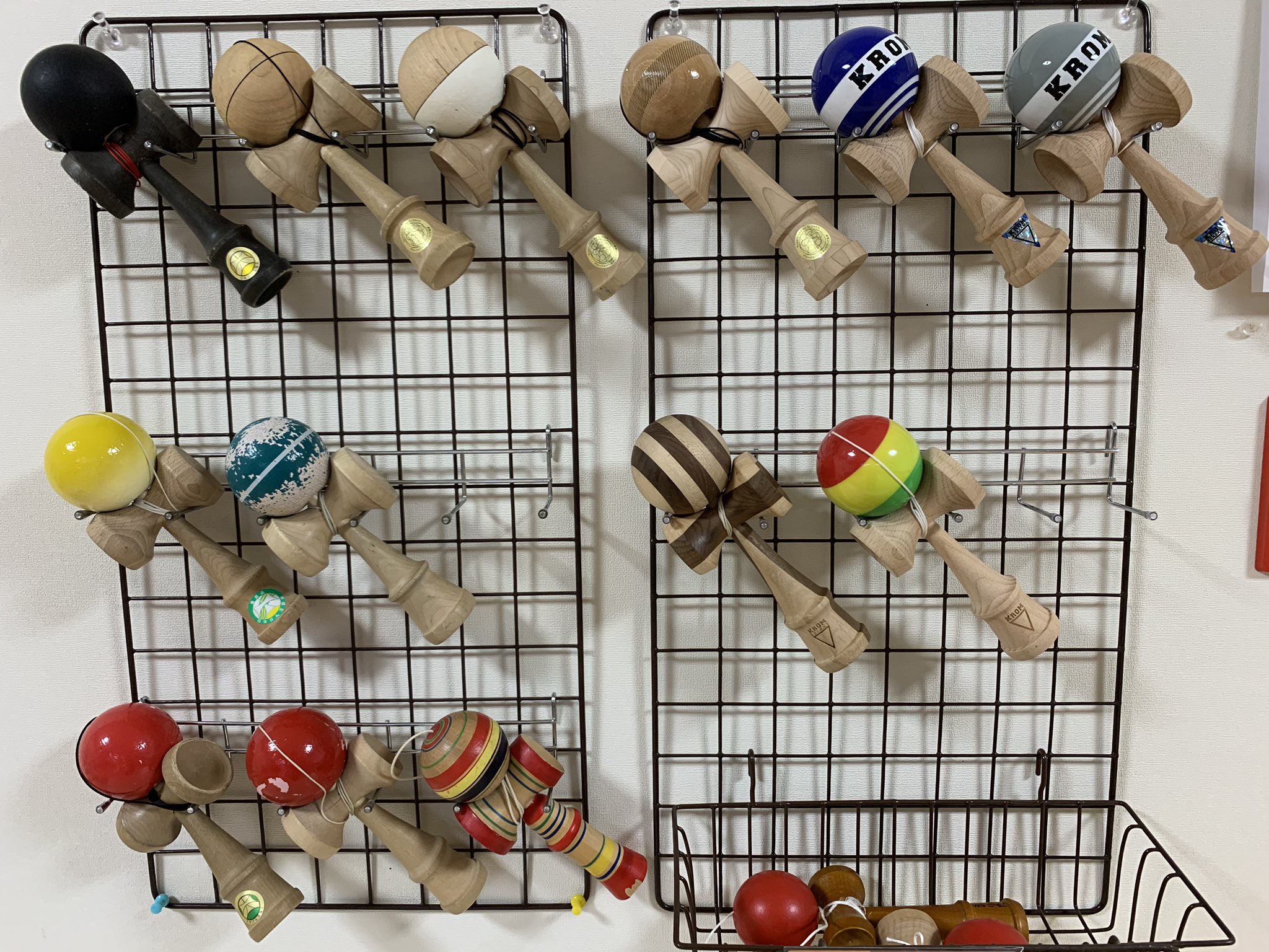 じゃんぐる じむ ようちゃん どんどんけん玉が増えてきたー 写真以外にもまだある そう けん玉は増えるものなのデス 他に良い収納 飾り方 があれば教えてくださーい けん玉 100均 T Co Gvcoqkv4xe Twitter