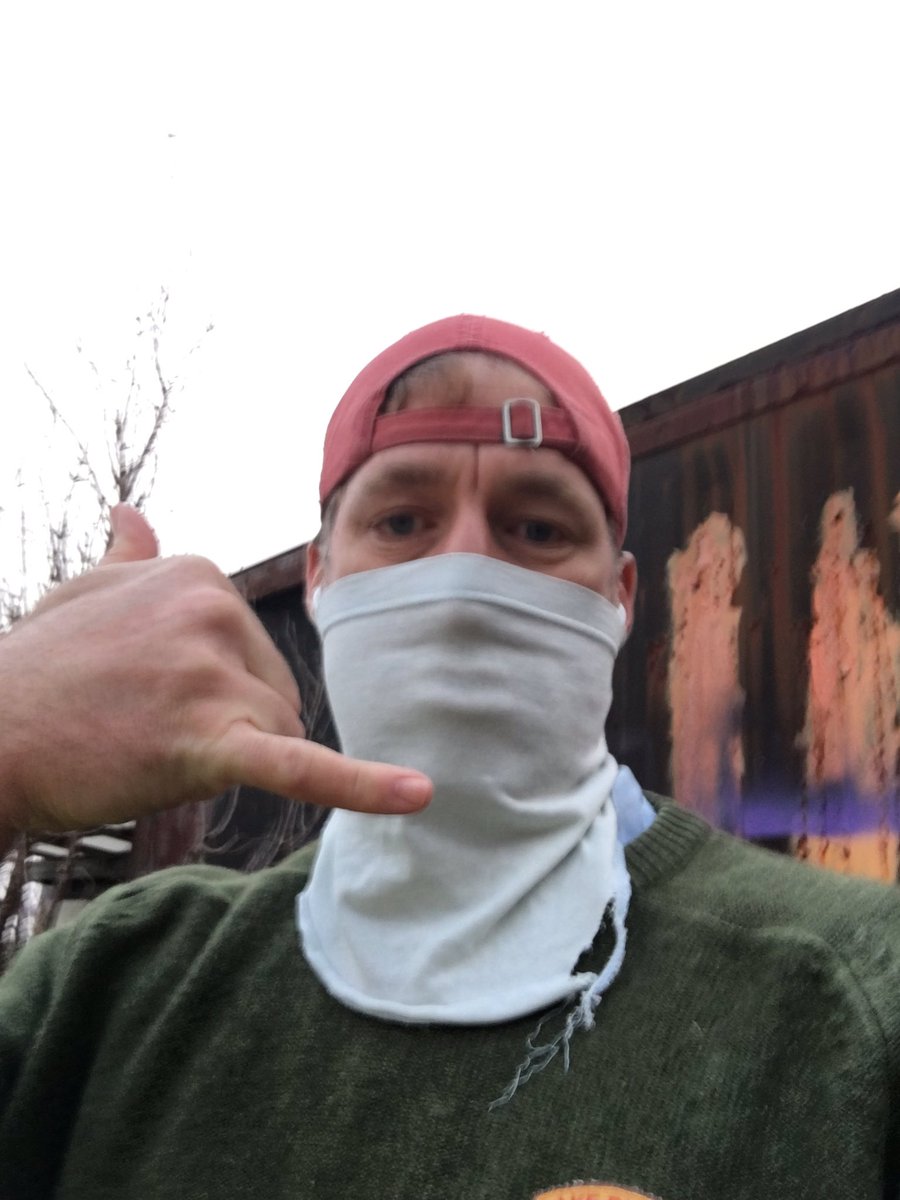 SnoWateRider's tweet image. Need a mask? Try a t-shirt sleeve. #maskhack #sunsoutgunsout