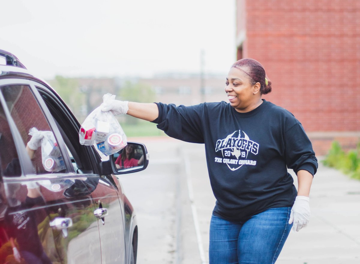 🍏 Our amazing <a href="/LISDNutrition/">lisdnutrition</a> staff is happy to serve! Come see us for lunch at one of our 8 locations. Visit bit.ly/LISDfreemeals for an interactive map and find more details here: bit.ly/33sbYZu. #LISDatHome