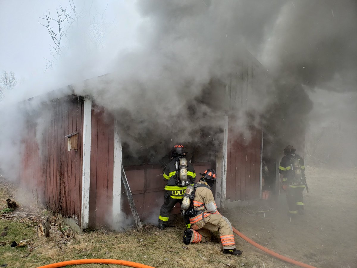 KFDC01's tweet image. Good teamwork by the 1st. Alarm companies Car 3, E1, L1, L2 and Amb 3 at this garage fire. Fire contained from damaging exposures.@KeeneFire @Local_3265