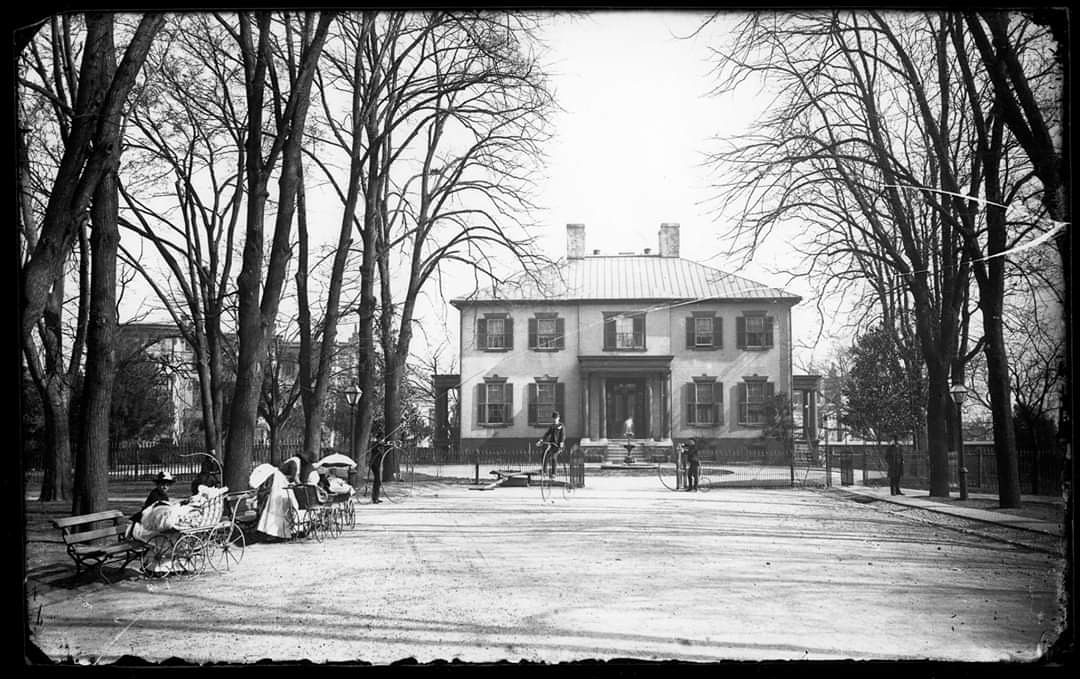 theValentineRVA's tweet photo. Here's a #CookCollection image for your Monday morning!
This image of the @VAGovMansion was taken over 100 years ago. Looking closely, you can spot 3 penny-farthings in the background. #RichmondStories
Image: Virginia Executive Mansion, late-19th Century, Cook Collection 3900 https://t.co/OcnRow43V9