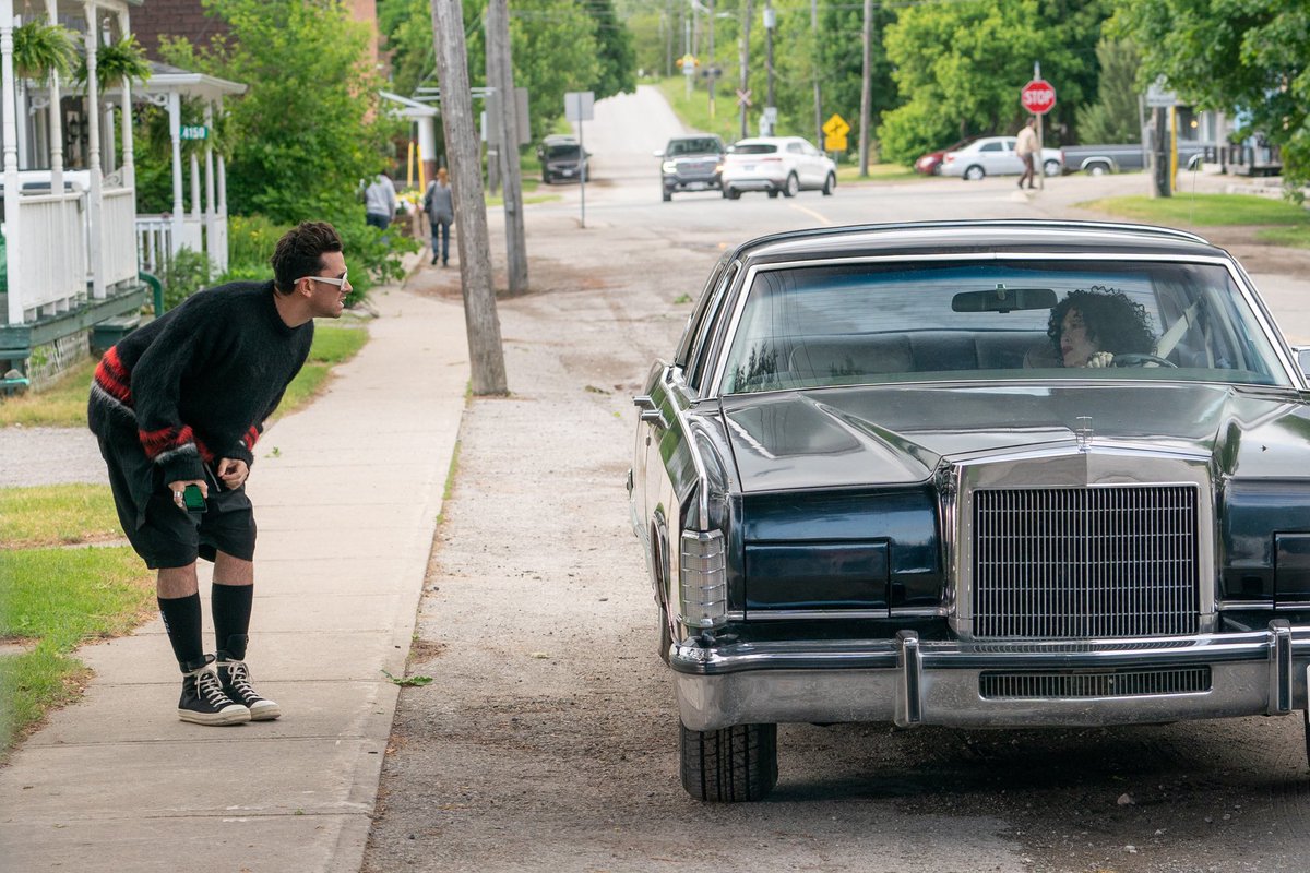 SchittsCreek's tweet image. social distancing examples from David Rose