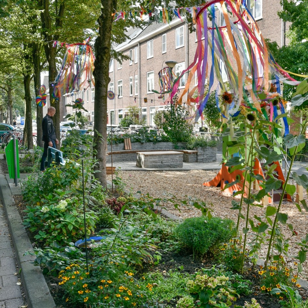 Vorig jaar bezochten we deze #groene #speeltuin, die buurtbewoners met ondersteuning van gemeente <a href="/shertogenbosch/">'s-Hertogenbosch</a> aanlegden. Mooi voorbeeld van #vergroening van de #stad. Het hele artikel vind je nu in #stadstuinieren #magazine