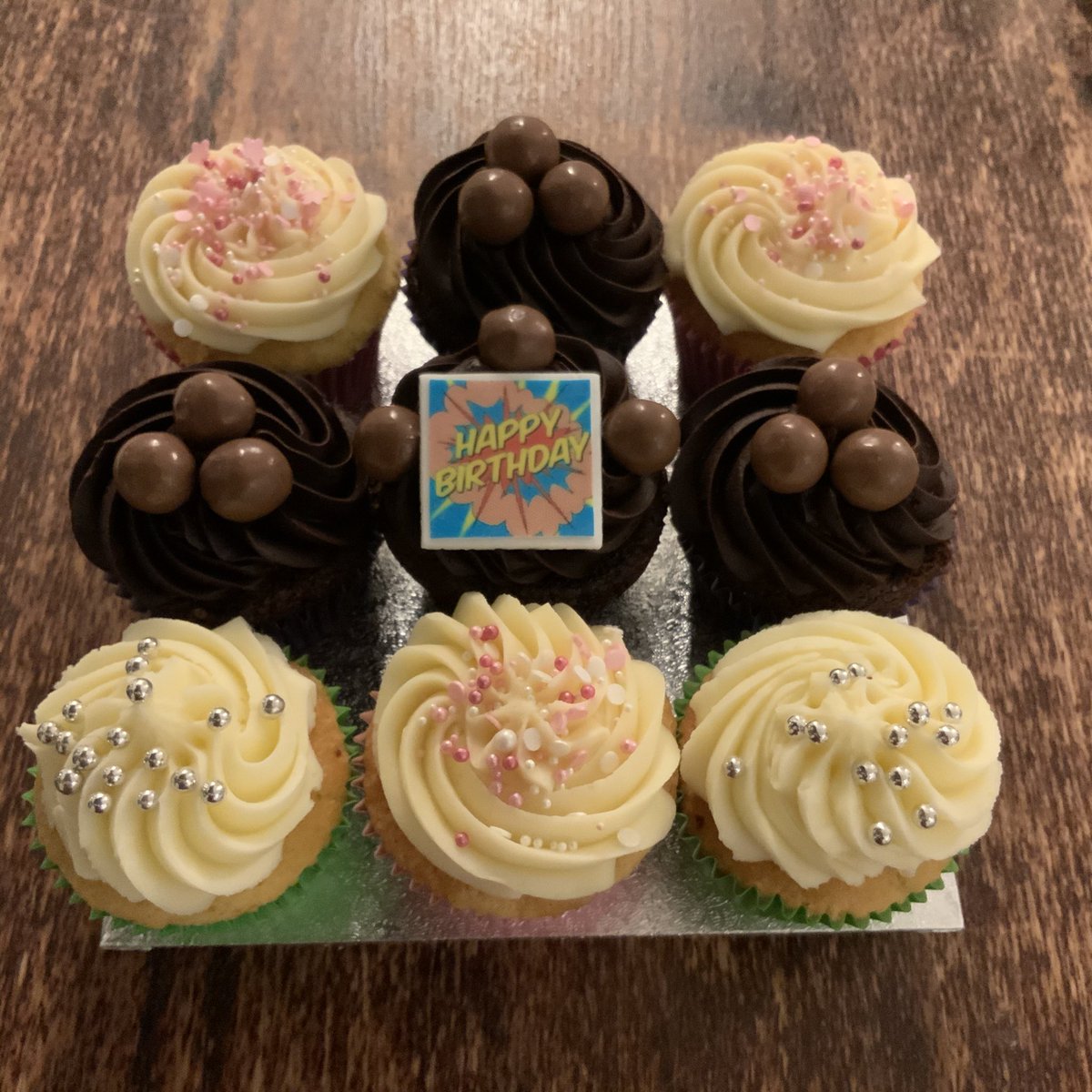 happycakesuk's tweet photo. This awesome lady celebrated her 40th birthday with her friends on Zoom β£οΈ
.
.
#ThePowerOfCake
#stillopeninoxfordshire
#indieoxford https://t.co/PrbFxDMokR