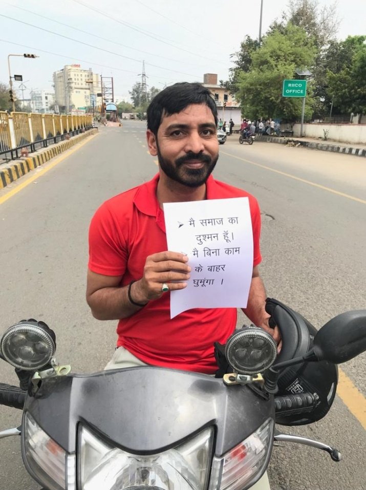 GauravMishra_07's tweet photo. जरूरत है लोगो को इसी तरह बेइज्जत करने की उ•प्र• पुलिस को भी यही करना चहिये 
#LockdownNow 
#StayHome 
#StaySafe 
#westandwithourPM
@myogiadityanath 
@PMOIndia @Uppolice https://t.co/Z0E5TuvHST