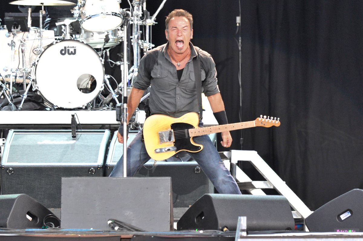 Thanks to Bruce Springsteen &amp; The E Street Band you can now practice social distancing &amp; stream ‘London Calling: Live In Hyde Park 2009’ from the comfort of your own home! 🎸🤘🏻
bspringsteen.lnk.to/LondonCallingC…