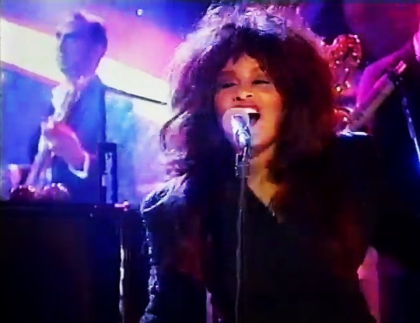 Happy Birthday to American singer-songwriter Chaka Khan! Here’s a pic from a British TV show called ‘Don’t Forget Your Toothbrush’ which aired back in the mid 90’s and was hosted by DJ &amp; TV presenter Chris Evans,  and we (the Jools Holland Band) were the… ift.tt/2Ug2g9T