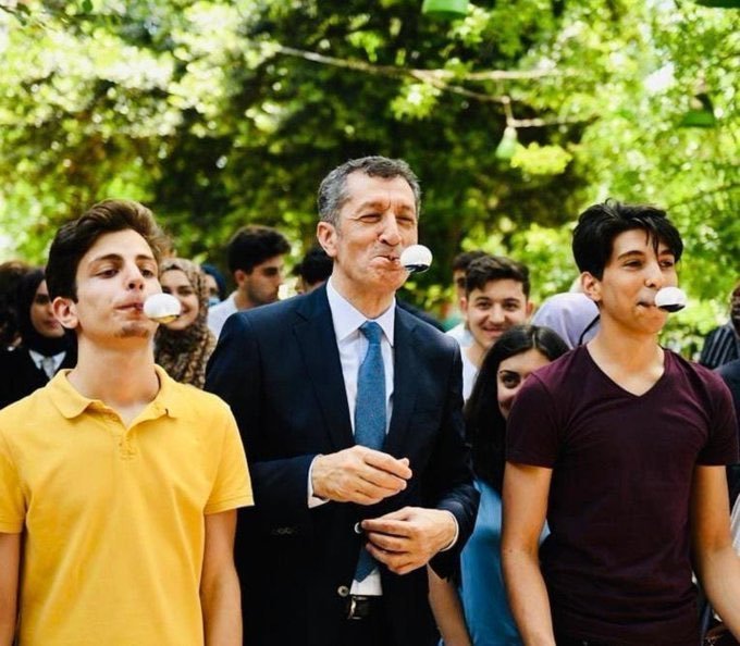AzmanSedat's tweet photo. Hiç mi vicdanınız yok! Böyle bir Bakanı ne zaman gördünüz. Yedirmeyiz hiç heveslenmeyin
#ZiyaSelcukİyikiVarsın https://t.co/118jTzi75w