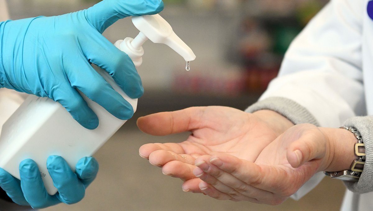 📢 A USC comeza esta semana a produción de xel desinfectante en base a etanol ou alcohol isopropílico, a fin de tratar de garantir así o abastecemento deste subministro ao @esaude_sergas  👍usc.gal/gl/xornal/nova…