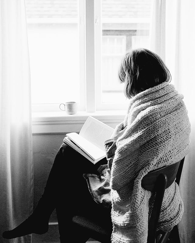 Biri de durup başımı okşasın, biri de durup sen üç tabak kırmışsın ama bak ikisini de düşmeden tutmuşsun desin, biri de karşıma geçsin ve omzumu okşasın, hadi ağla desin. Biraz huysuzlanayım, biraz huysuzlanabileyim. Al bu da senin hakkın desin biri. Ne olacak, dünya mı batacak?