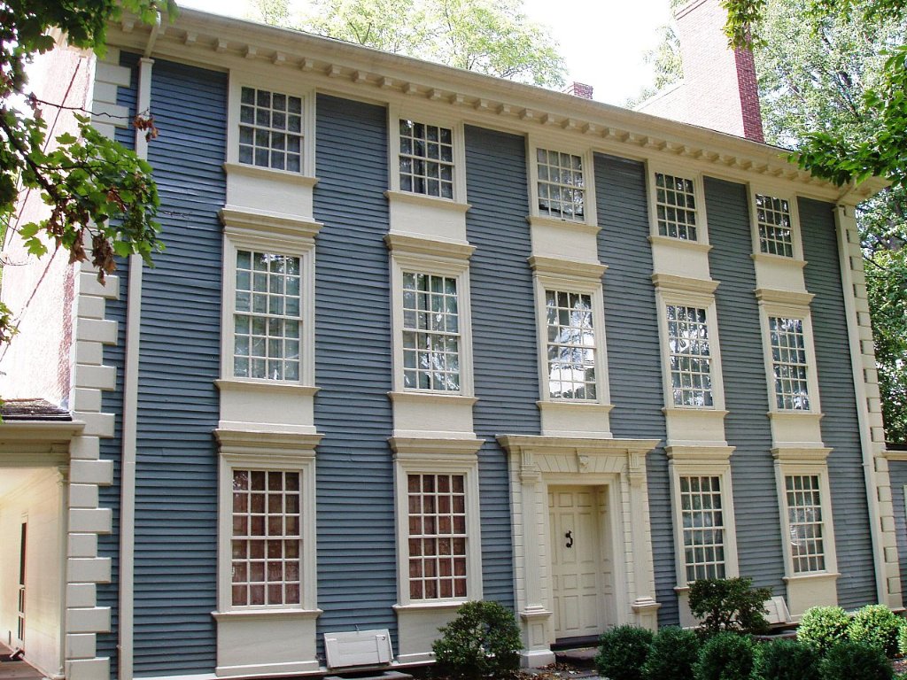 here's a thing one doesn't associate with New England but which should of course not surprise us. a fancypants historic house...and the slave quarters round the back. this is the Isaac Royall House of 1732, with the state's only surviving example of slave quarters.