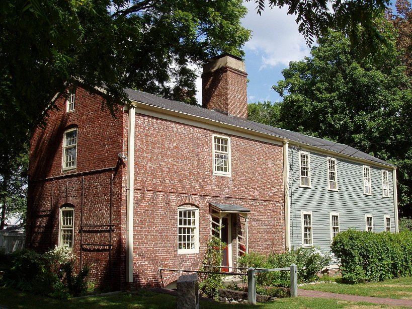 here's a thing one doesn't associate with New England but which should of course not surprise us. a fancypants historic house...and the slave quarters round the back. this is the Isaac Royall House of 1732, with the state's only surviving example of slave quarters.