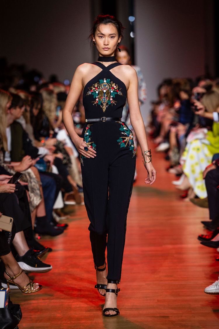 المصمم الإيطالي جيورجيو أرماني يرى أن الأناقة لا تعني لفت نظر شخص ما، بل البقاء في ذاكرته لأطول وقت ممكن 🖤