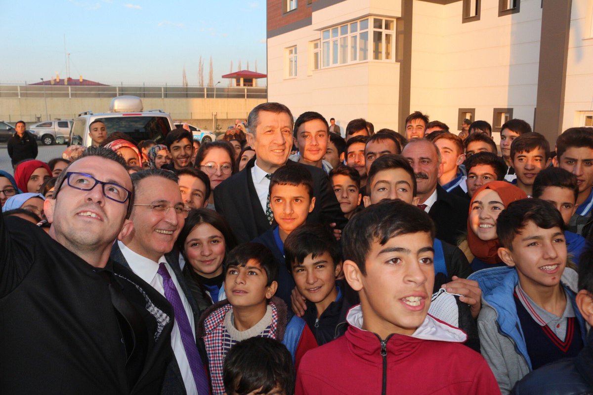 mfaruktekinn's tweet photo. Her zaman öğretmeninin yanında olan #ZiyaSelcukİyikiVarsın https://t.co/Wtn22k5YHW