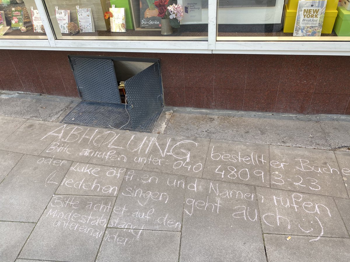 ThorstenRocket's tweet photo. Bestellete Bücher heute mal anders abholen. #Heimann in #Hamburg macht es möglich. Liedchen singen geht auch 🤣🤣🤣 #COVIDー19 #handel #heutemalanders https://t.co/BHnRyYwxSB