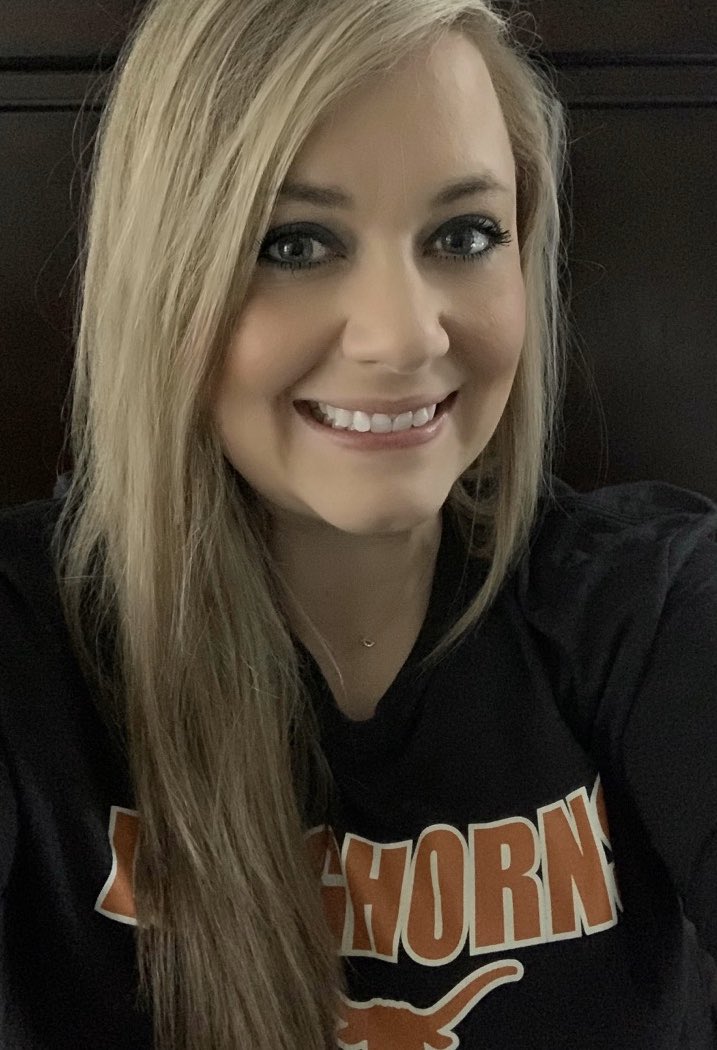mrsbarelain6th's tweet photo. Happy College Day Monday! Sending positive thoughts your way! ✌🏼🖤 @CeleMS_PfISD #CeleGrit https://t.co/2aPP5nJlUs