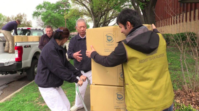 TzuChiUSA's tweet photo. To comfort #DallasTX’ homeless, we provided 400 #DAAITech eco-blankets to those a temp shelter at Kay Bailey Hutchinson Convention Center. We’re proud of our partnership with @DallasOEM to serve our community amid the #COVID19 crisis. Help us #DoMore: https://t.co/drCYYPR4Hh https://t.co/bc8ysUAqzL