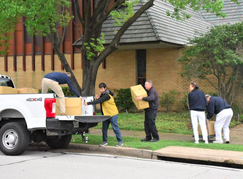 TzuChiUSA's tweet photo. To comfort #DallasTX’ homeless, we provided 400 #DAAITech eco-blankets to those a temp shelter at Kay Bailey Hutchinson Convention Center. We’re proud of our partnership with @DallasOEM to serve our community amid the #COVID19 crisis. Help us #DoMore: https://t.co/drCYYPR4Hh https://t.co/bc8ysUAqzL