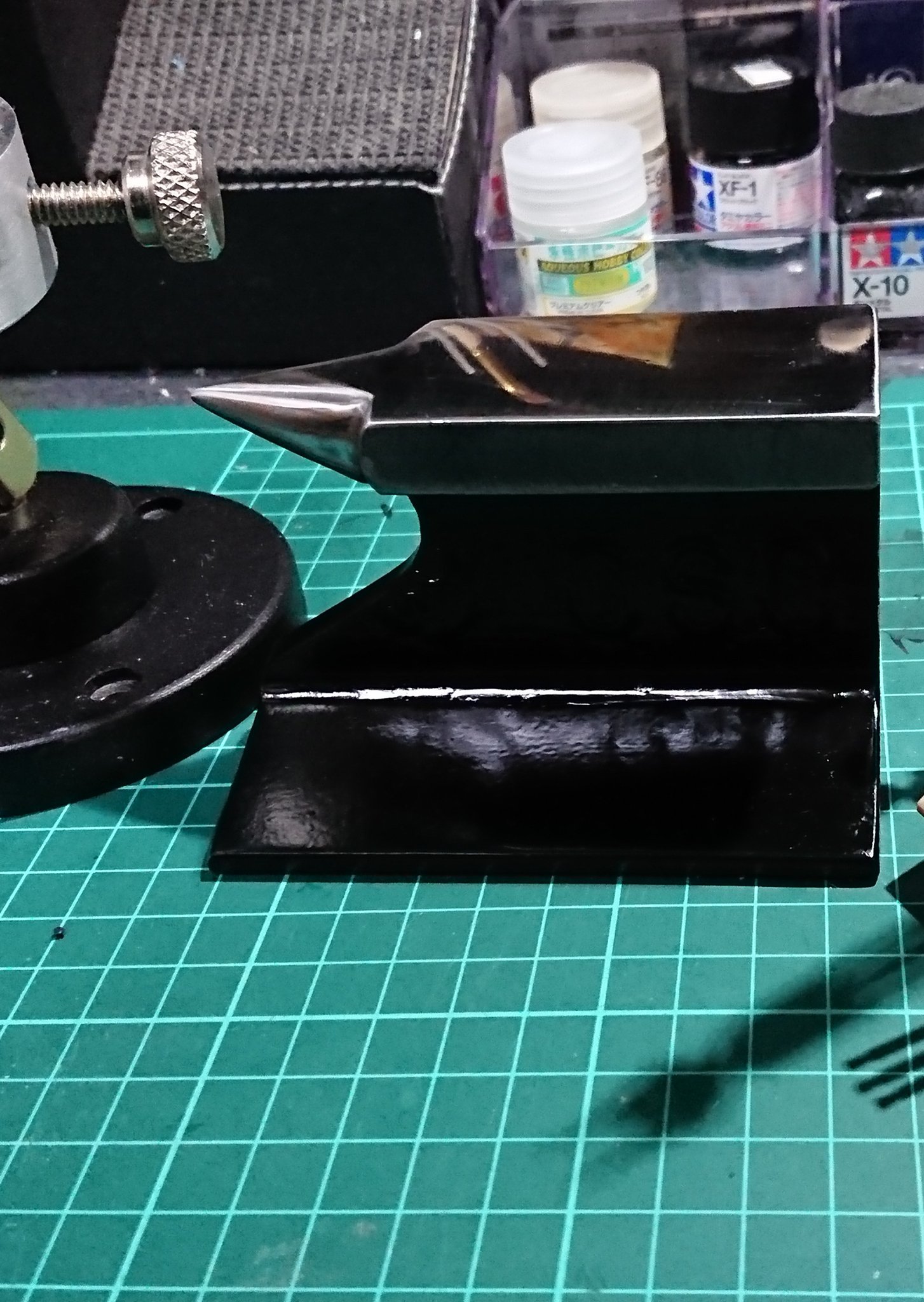 グラハム狂 今夜もチューハイ呑みながら 貧乏暇なしグラハム狂の自作工具紹介 W Oﾊﾟﾁﾊﾟﾁ 今回はグラハム金床になります 貰ってきた軌道レールの端材をカットし ベビーグラインダーですり倒して成型 研磨して作りました 上面の精度は まあ