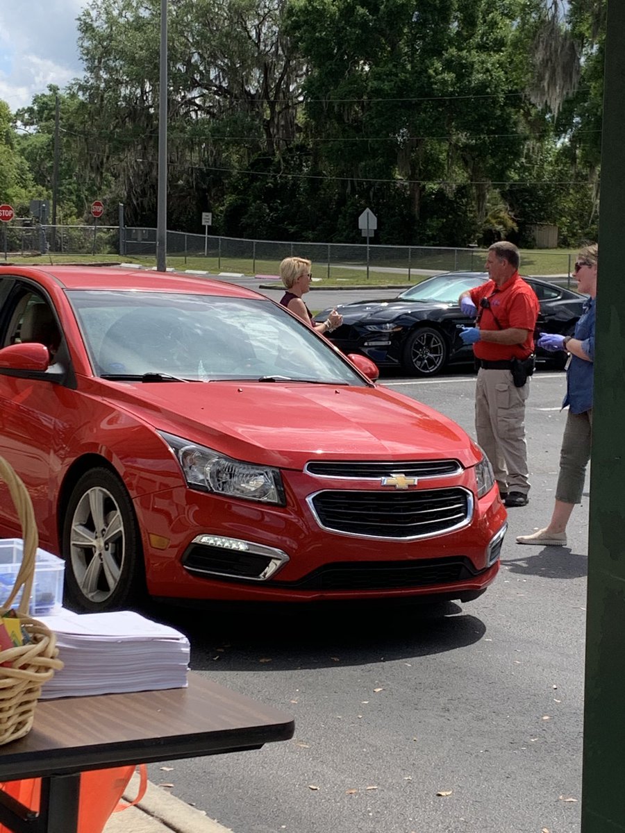 Out at Floral City Elementary School where they are passing out iPads. Getting ready to roll out our Educational Continuity Plan. To all of our parents and staff, thank you. ⁦<a href="/PublicSchoolSup/">FADSS</a>⁩ ⁦<a href="/CitrusSchools/">CitrusSchools</a>⁩