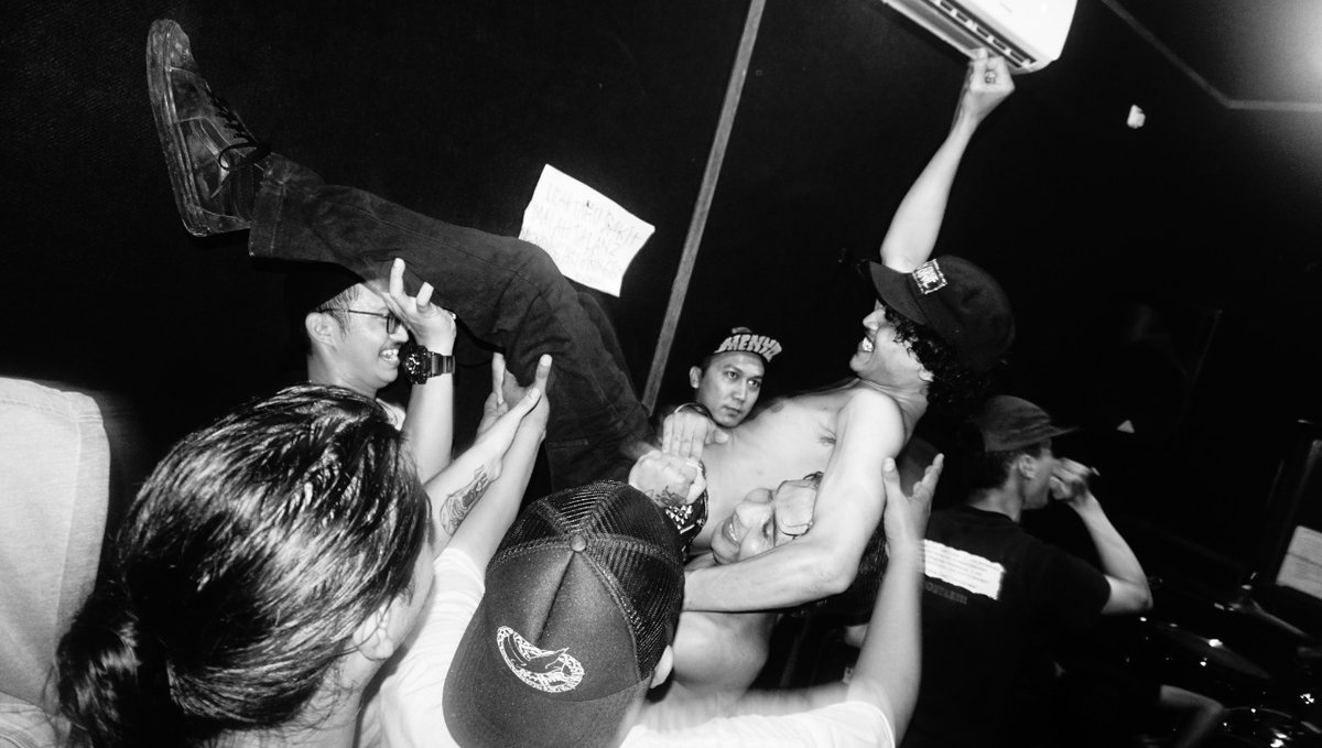 Van_Noizzzeee's tweet photo. Thanks for all 🔥
See you next time 🍻
#gigs
#diypunkshow
#connection
#networking
#friendly
#collectiva
#fvckcovid19 https://t.co/KdJTtmXCzt