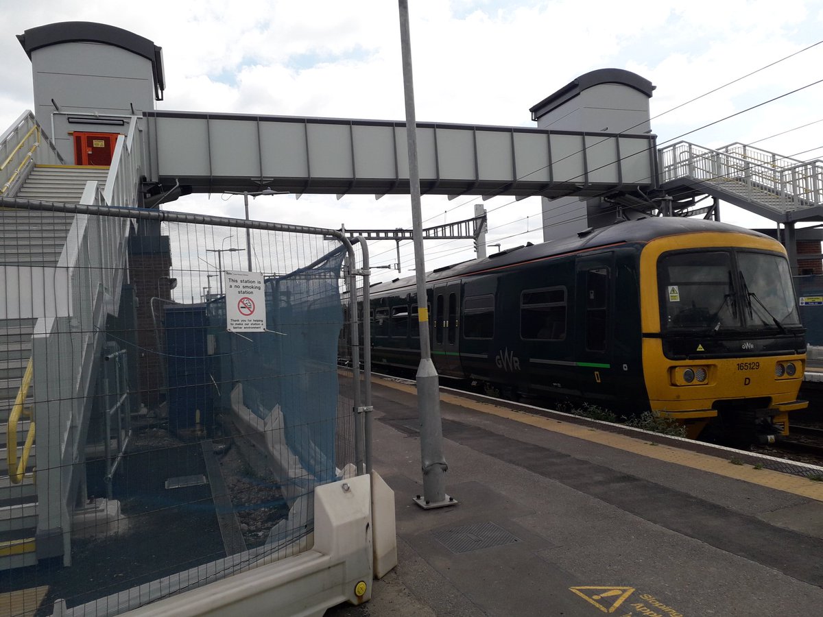 PilningStation's tweet photo. @ElaTheDeveloper #PilningExpress departing #Patchway at 15:44 on Saturday 13 July 2019
#FootbridgePorn
#HappyDays https://t.co/GIfoBzIiil