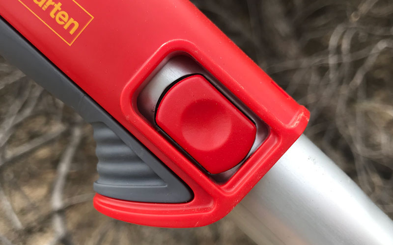 GardenJunkie1's tweet photo. One of the details that really set this @wolfgartenuk pole pruning set apart was the protective part around the button on the handle, ensuring that the tool would not disengage from the handle. https://t.co/SyzfE0VQPU #wolfgarten #gpreview #polepruner #interlocken https://t.co/4yG5W854ke