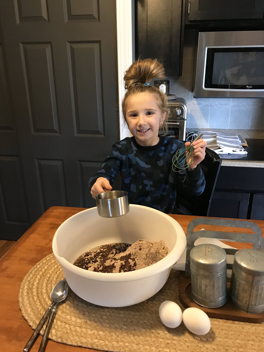 jbailey126's tweet photo. Mrs. Dimitroff’s cooking challenge! Chef Bailey made a spinach, pepper, and cheese omelet. Chef Ruby is whipping up some Greek yogurt brownies! 😋 @JoleenDimitroff @GlendaleSHCSD https://t.co/1hddBwO9qc
