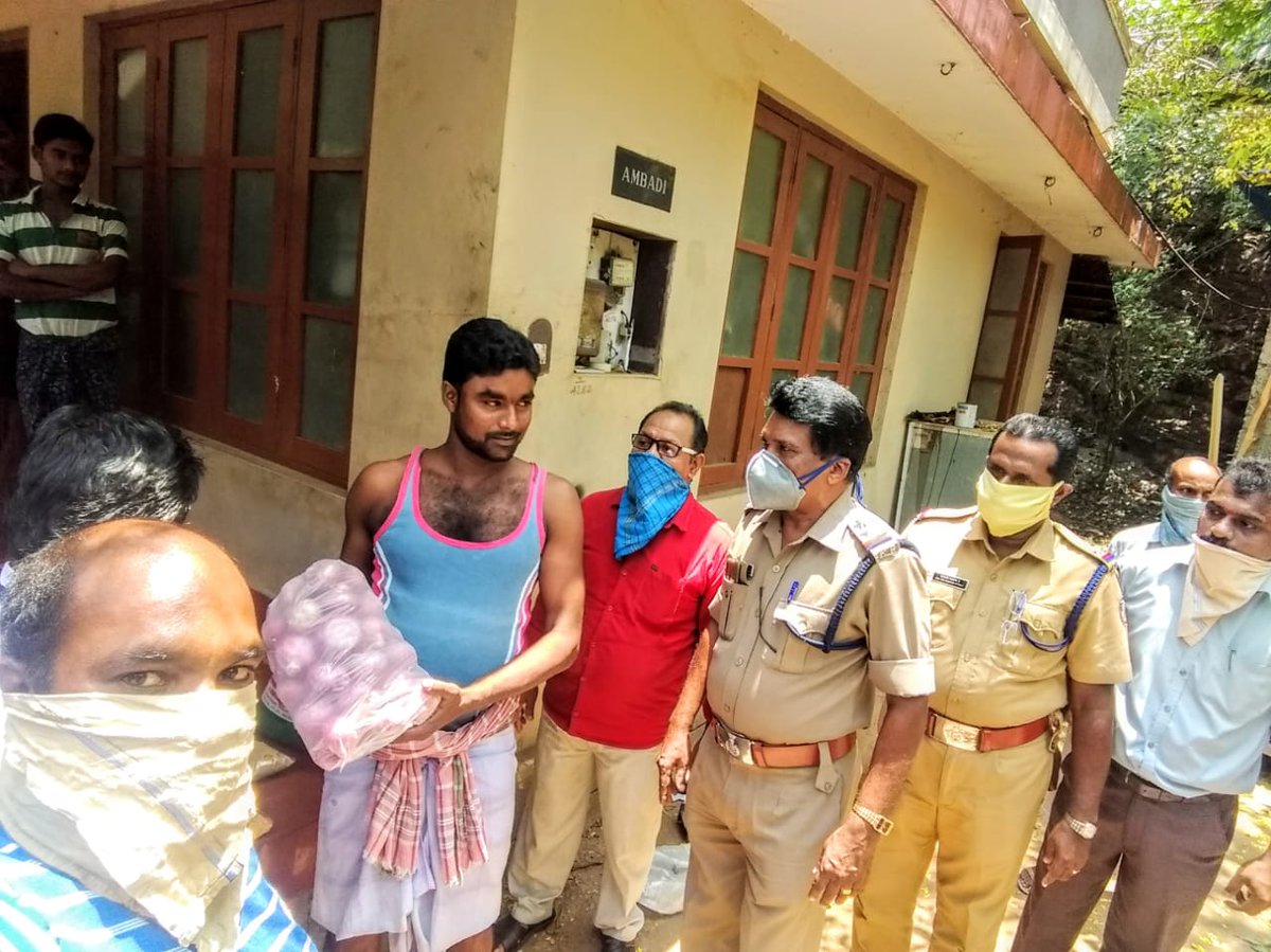 KovalamS's tweet photo. കോവിഡ് 19 പ്രതിരോധത്തിന്റെ ഭാഗമായി കോവളം പോലീസ് സ്റ്റേഷന് പരിധിയില്‍ ഹോം ക്വാറന്റൈനിൽ കഴിയുന്നവരുടെ സുഖവിവരങ്ങൾ അന്വേഷിച്ചും പരിധിയിലെ ലേബര്‍ ക്യാമ്പുകള്‍ സന്ദര്ശിച്ച് മാർഗ്ഗനിർദ്ദേശങ്ങൾ നൽകി ആത്മവിശ്വാസം വളർത്തിയും അവര്ക്കുള്ള ആഹാര സാധനങ്ങള്‍ എത്തിച്ച്  കോവളം ജനമൈത്രി പോലീസ്. https://t.co/HhksW9nIYV