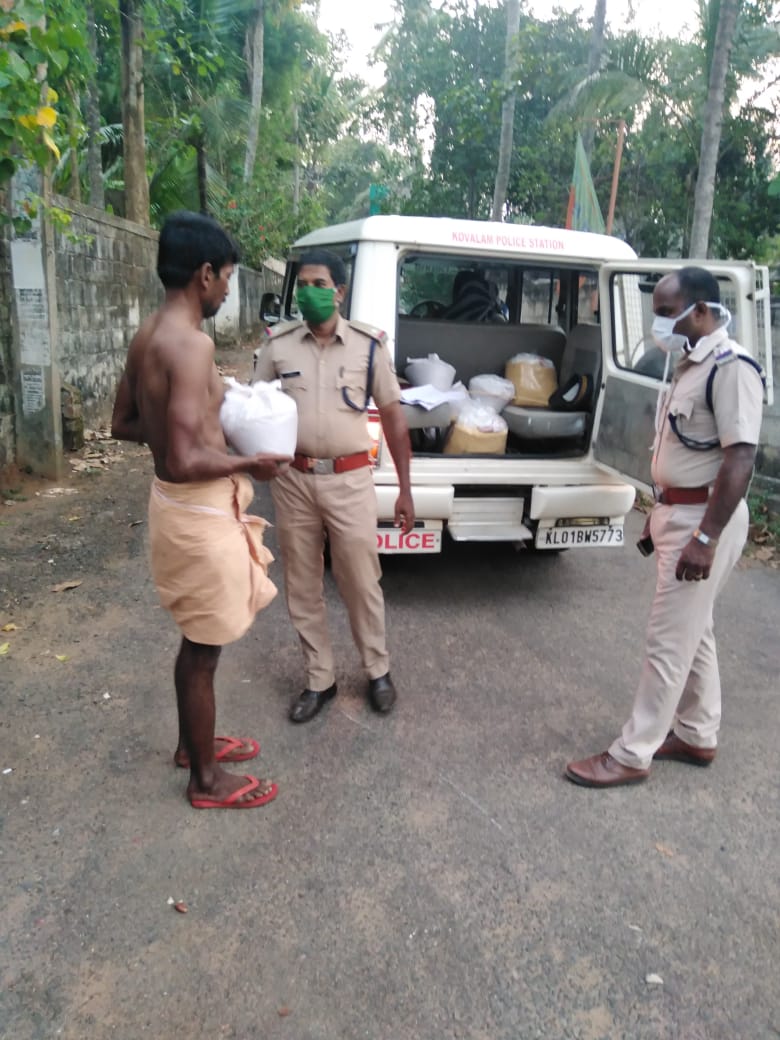 KovalamS's tweet photo. കോവിഡ് 19 പ്രതിരോധത്തിന്റെ ഭാഗമായി കോവളം പോലീസ് സ്റ്റേഷന് പരിധിയില്‍ ഹോം ക്വാറന്റൈനിൽ കഴിയുന്നവരുടെ സുഖവിവരങ്ങൾ അന്വേഷിച്ചും പരിധിയിലെ ലേബര്‍ ക്യാമ്പുകള്‍ സന്ദര്ശിച്ച് മാർഗ്ഗനിർദ്ദേശങ്ങൾ നൽകി ആത്മവിശ്വാസം വളർത്തിയും അവര്ക്കുള്ള ആഹാര സാധനങ്ങള്‍ എത്തിച്ച്  കോവളം ജനമൈത്രി പോലീസ്. https://t.co/HhksW9nIYV