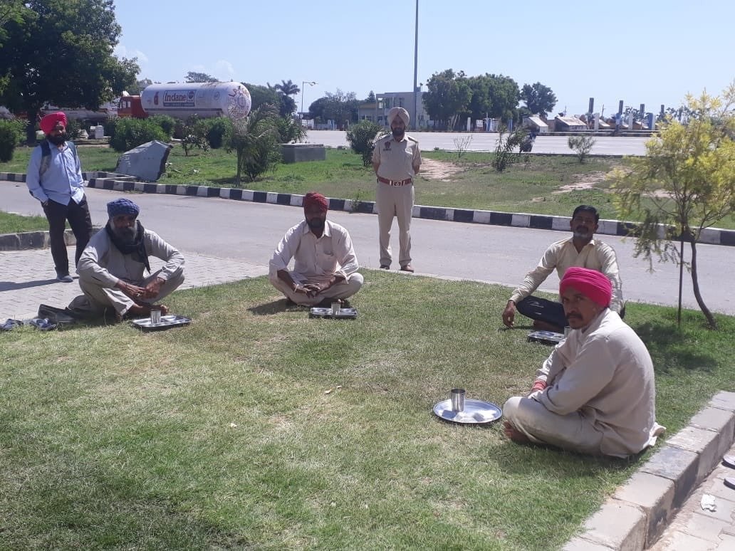 NITIAayog's tweet photo. #IndiaFightsCorona with compassion 🙌

Truck drivers who are providing essential services during the #COVID19 pandemic were served with food &amp; water at toll plazas by @NHAI_Official. #WorldHealthDay

Share with us stories of champions around you using #CoronaWarriorsIndia. https://t.co/GQv5Zgu4WP