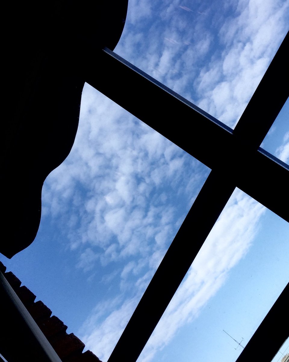 ComeniusCEducat's tweet photo. "Ojalá pudiera ser libre como las nubes", foto d'Alba Palop Furio, 2nB ESO, guanyadora d'esta setmana del concurs fotogràfic on l'alumnat continua creant des de casa, aquesta nova setmana sota el tema "quan s'acabe el confinament" ;) https://t.co/qp6Ho1ndjh
