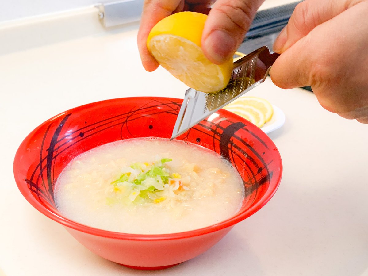 大和イチロウ 一朗 على تويتر ラーメンアレンジ さわやか鶏レモンラーメン トンコツor塩ラーメン サラダチキン レモンの輪切り 冷凍レモン 出来上がったラーメンに チキンとレモンをのせて 冷凍レモンの皮を少し擦って 召し上がれ 冷凍レモンの皮は香り付け