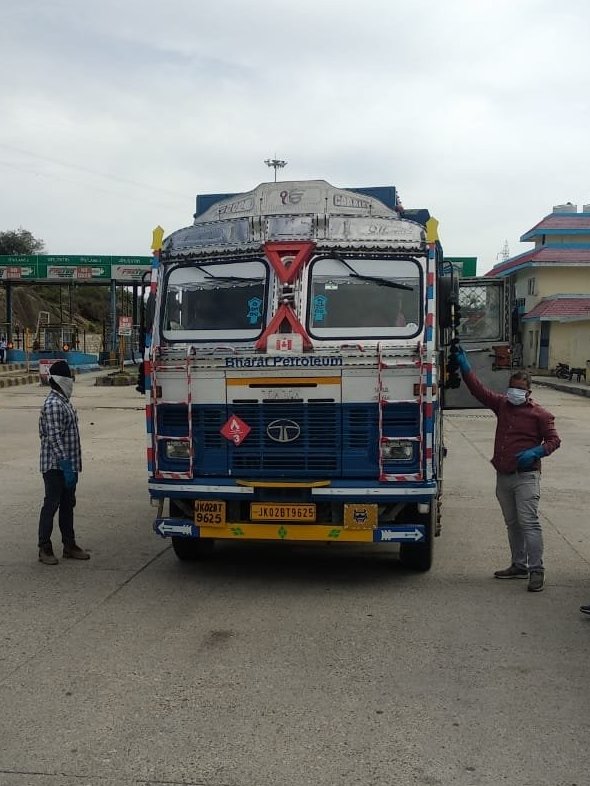 NITIAayog's tweet photo. #IndiaFightsCorona with compassion 🙌

Truck drivers who are providing essential services during the #COVID19 pandemic were served with food &amp; water at toll plazas by @NHAI_Official. #WorldHealthDay

Share with us stories of champions around you using #CoronaWarriorsIndia. https://t.co/GQv5Zgu4WP