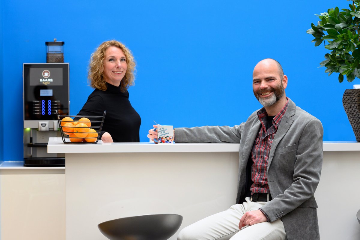 De presentatie van de #nationalethuisbingo is in handen van William en Lydia. Al jaren maken zij samen de wekelijkse online bingo van #FocusCura. Tot en met 28 april zorgen zij ervoor dat alle ouderen van Nederland dagelijks bingo kunnen spelen!