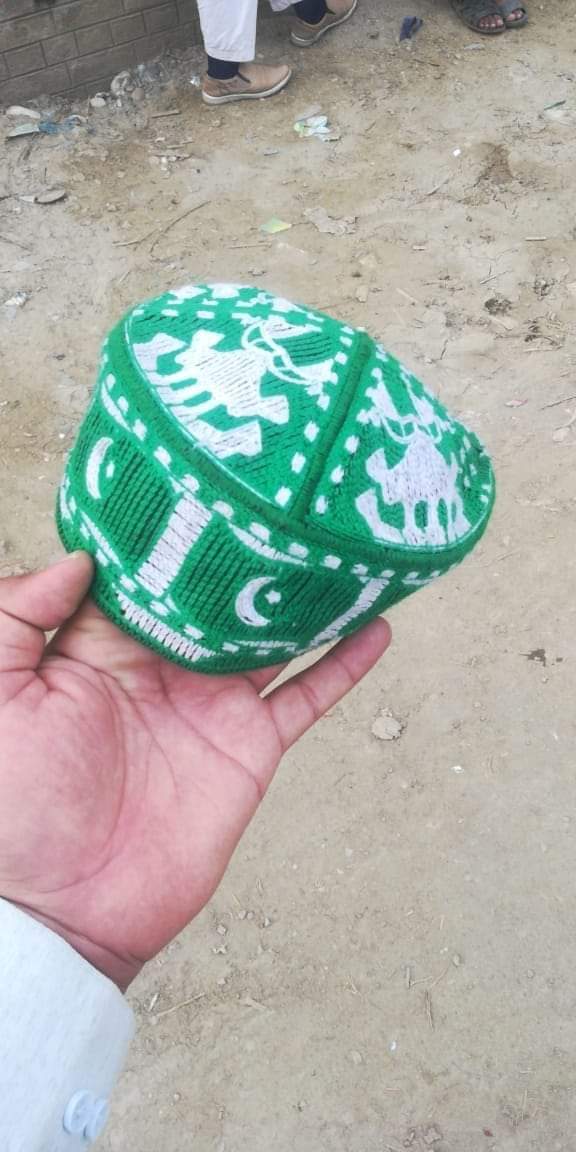 WaheedWazir5's tweet photo. خیبر پختونخواہ کے ضلع ٹانک میں فوجی اداروں کی جانب سے عوام میں یہی پاکستانی یعنی جی ایچ کیو کی ٹوپیاں بانٹ دی  گئی ہیں 
ارے کم عقلوں 
#StopStateTerrorisam https://t.co/no5RiDIN0d