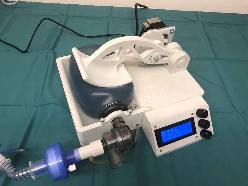 WHZ_Zwickau's tweet photo. In Kooperation mit der Uniklinik Leipzig und dem @Fraunhofer_IWU haben Forscher der #WHZ ein Notfall-Beatmungsgerät entwickelt, das mit einem 3D-Drucker produziert werden kann. #Corona https://t.co/BNLvYIlPZi https://t.co/j3boblg0Nl