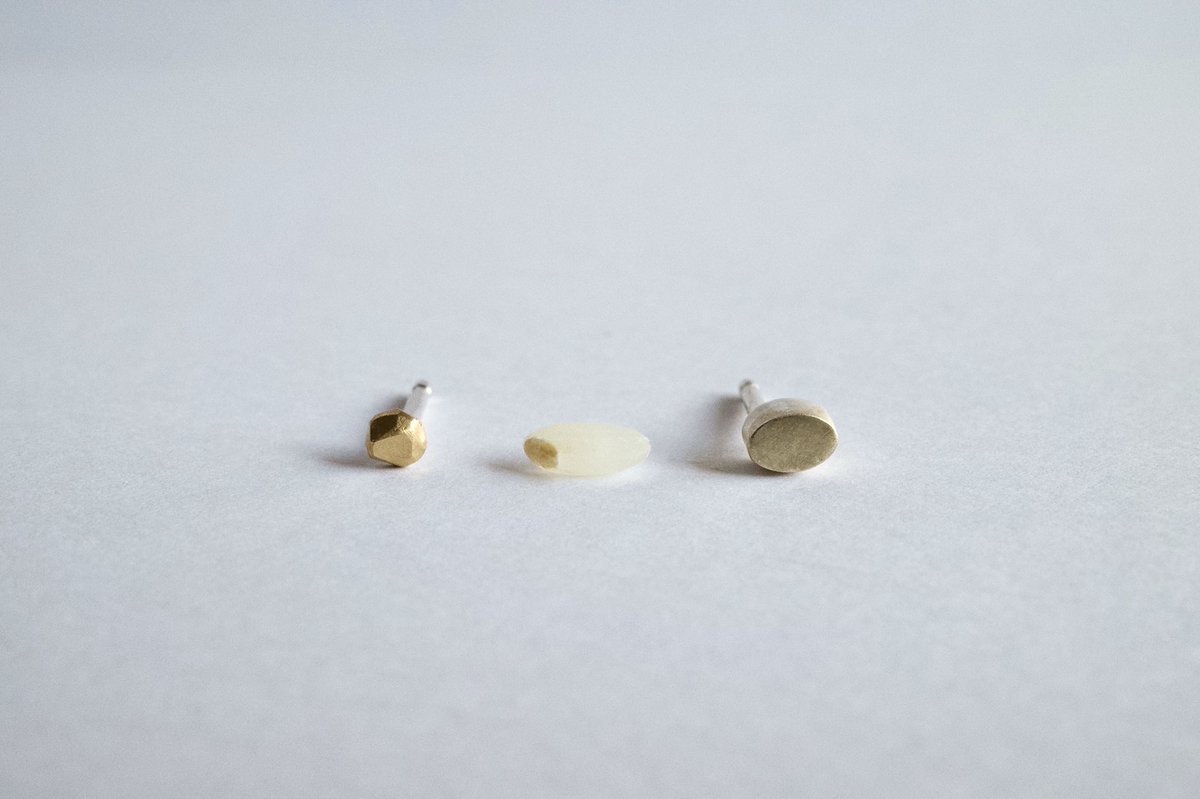 フジ イサミ 米粒より小さい 18kの小石ピアス です 素材は肌馴染みの良い18金でさらに艶消し仕上げにすることで控えめな存在感にしました ピアスは着けたいけれど目立たないピアスが欲しかった人におすすめです