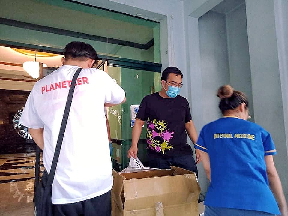 WeAreCORA_org's tweet photo. Another 300 meals delivered to our frontliners at Rizal Medical Center thanks to the generosity of https://t.co/t59yBj9ax9! Deliveries continue daily and you can help too!π€ #CloudEats #CORAcares
DONATE HERE >> https://t.co/nQSWEios9I https://t.co/9vy2SCAy5V