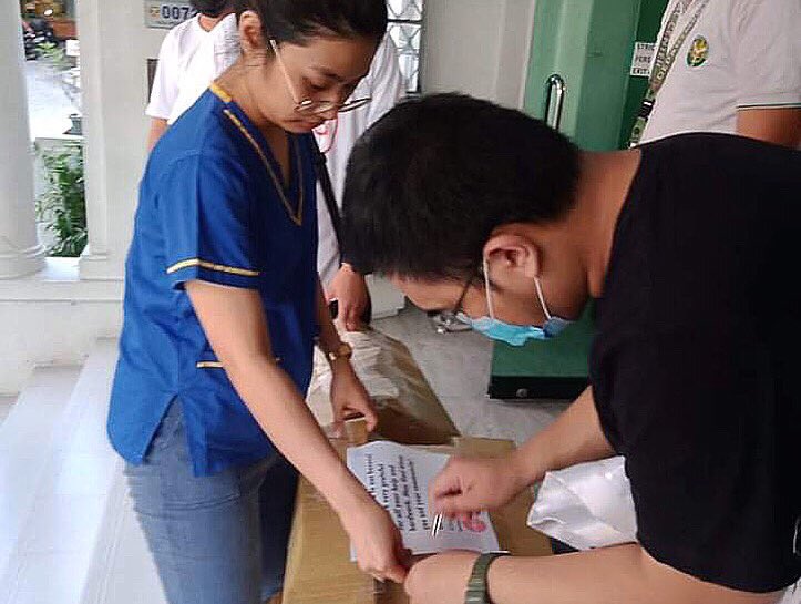 WeAreCORA_org's tweet photo. Another 300 meals delivered to our frontliners at Rizal Medical Center thanks to the generosity of https://t.co/t59yBj9ax9! Deliveries continue daily and you can help too!π€ #CloudEats #CORAcares
DONATE HERE >> https://t.co/nQSWEios9I https://t.co/9vy2SCAy5V